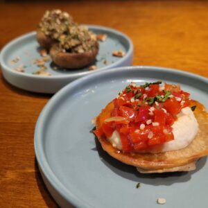 Blinis met paprika relish en vegan roomkaas