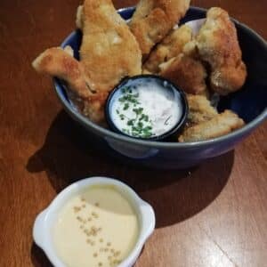 Oesterzwamnuggets met ranch dressing